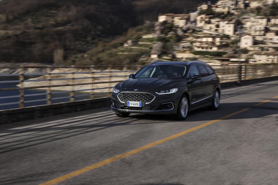  Ford Vignale Mondeo Hybrid Turnier 2019 года  (WW) (фото 6 из 15)